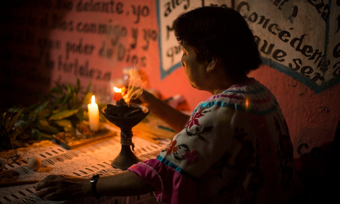 1280px-Preparando_la_Limpia_en_Huautla